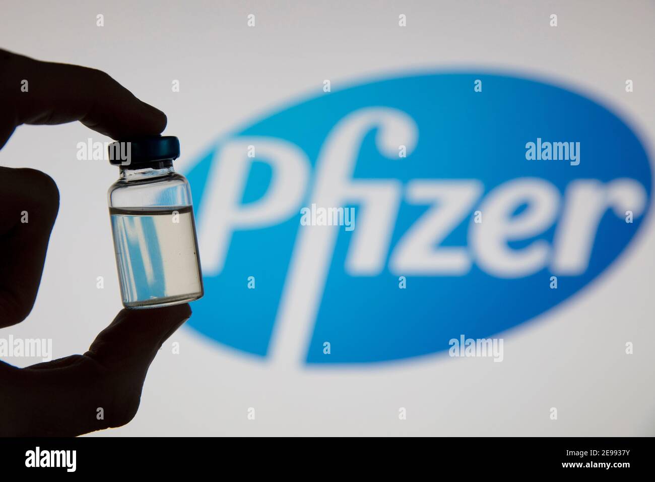 OXFORD, UK - Febbraio 2020: Un flaconcino di vaccino covid davanti al logo pfizer Foto Stock