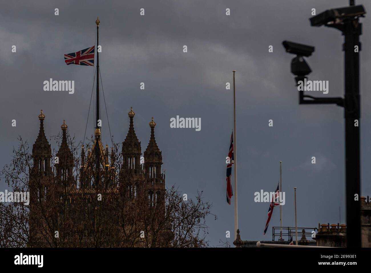 Londra, Regno Unito. 3 Feb 2021. Le bandiere sono a metà albero in tutta westminster compreso il Parlamento - tributi memoriali al compianto capitano Sir Tom Moore intorno a Londra - è morto ieri, con Covid 19, all'età di 100, che ha alzato oltre £30m per il NHS. Credit: Guy Bell/Alamy Live News Foto Stock