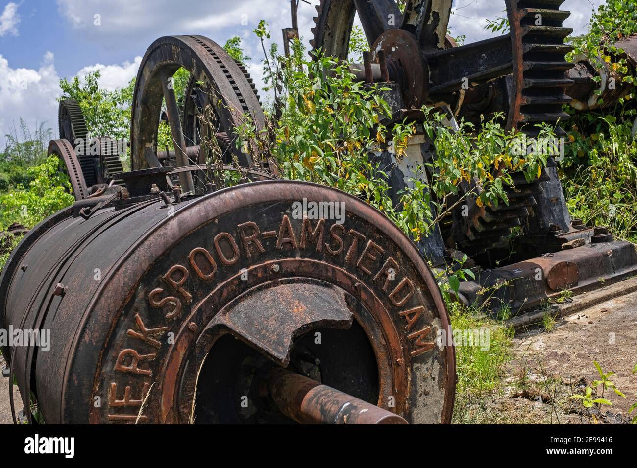 Residuo della vecchia fabbrica a Mariënburg, ex piantagione di canna da zucchero e villaggio nel distretto di Commewijne nel Suriname settentrionale / Surinam Foto Stock