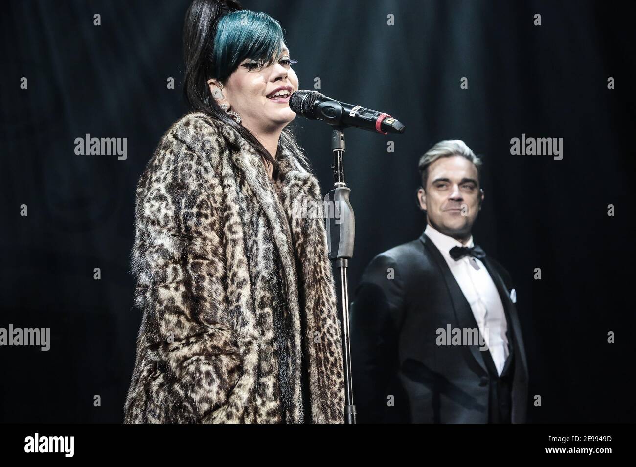 Lily Allen e Robbie Williams vivono sul palco del Evento Under1Roof di raccolta fondi per la Kids Company all'Hammersmith Eventim Apollo Foto Stock