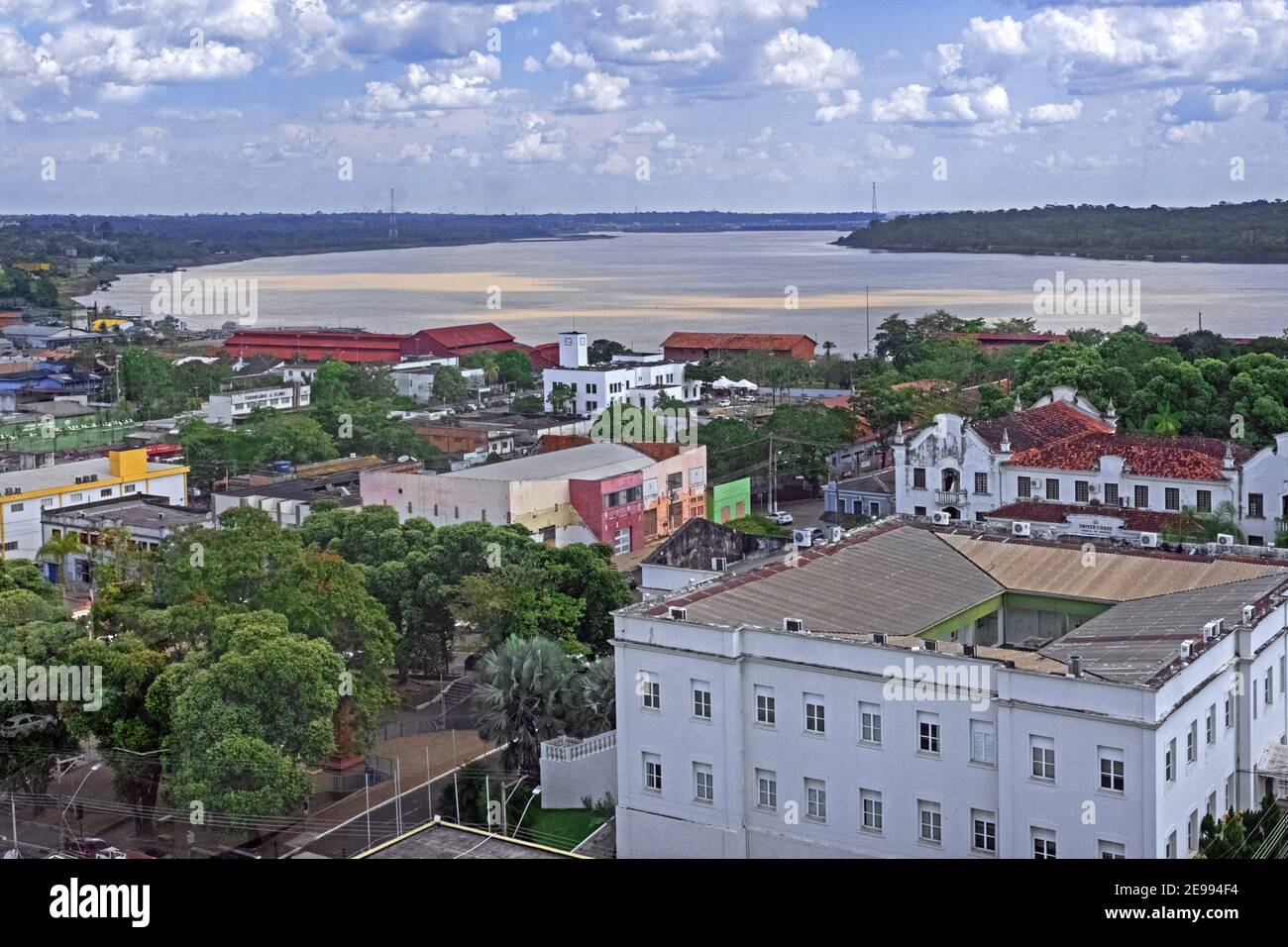 Vista aerea sulla città di Porto Velho sulla riva orientale del fiume Madeira, Rondônia nel bacino superiore del Rio delle Amazzoni, Brasile Foto Stock