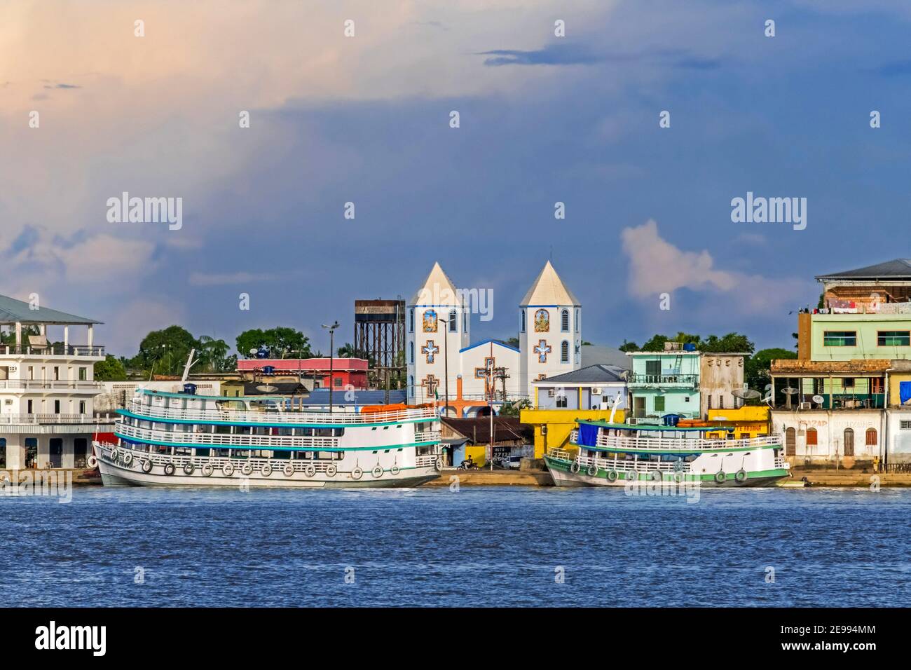 Navi da passeggeri e da carico interne / traghetti ormeggiati presso il villaggio lungo il fiume Madeira, Rondônia nel bacino superiore del Rio delle Amazzoni, Brasile Foto Stock