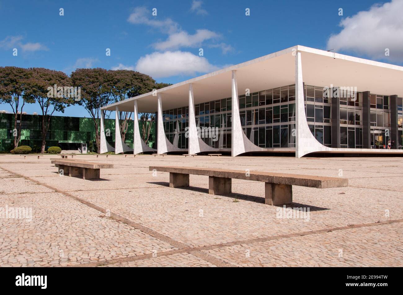 BRASILIA, BRASILE - 7 GIUGNO 2015: Tribunale Federale Supremo presso la piazza delle tre potenze situata nella capitale del Brasile. Foto Stock
