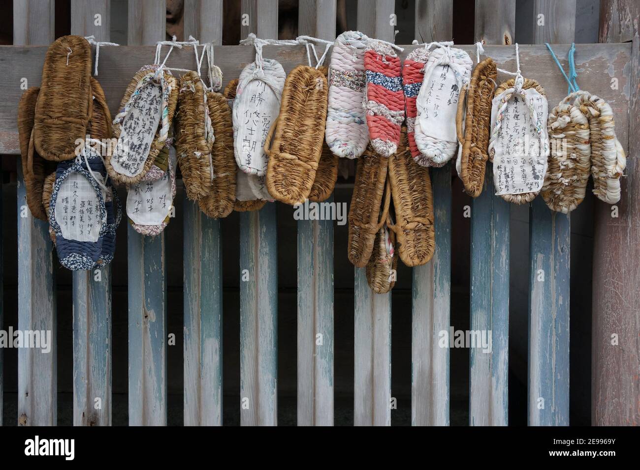 Tradizionali sandali di paglia Waraji appesi ad un tempio a Kyoto, Giappone Foto Stock