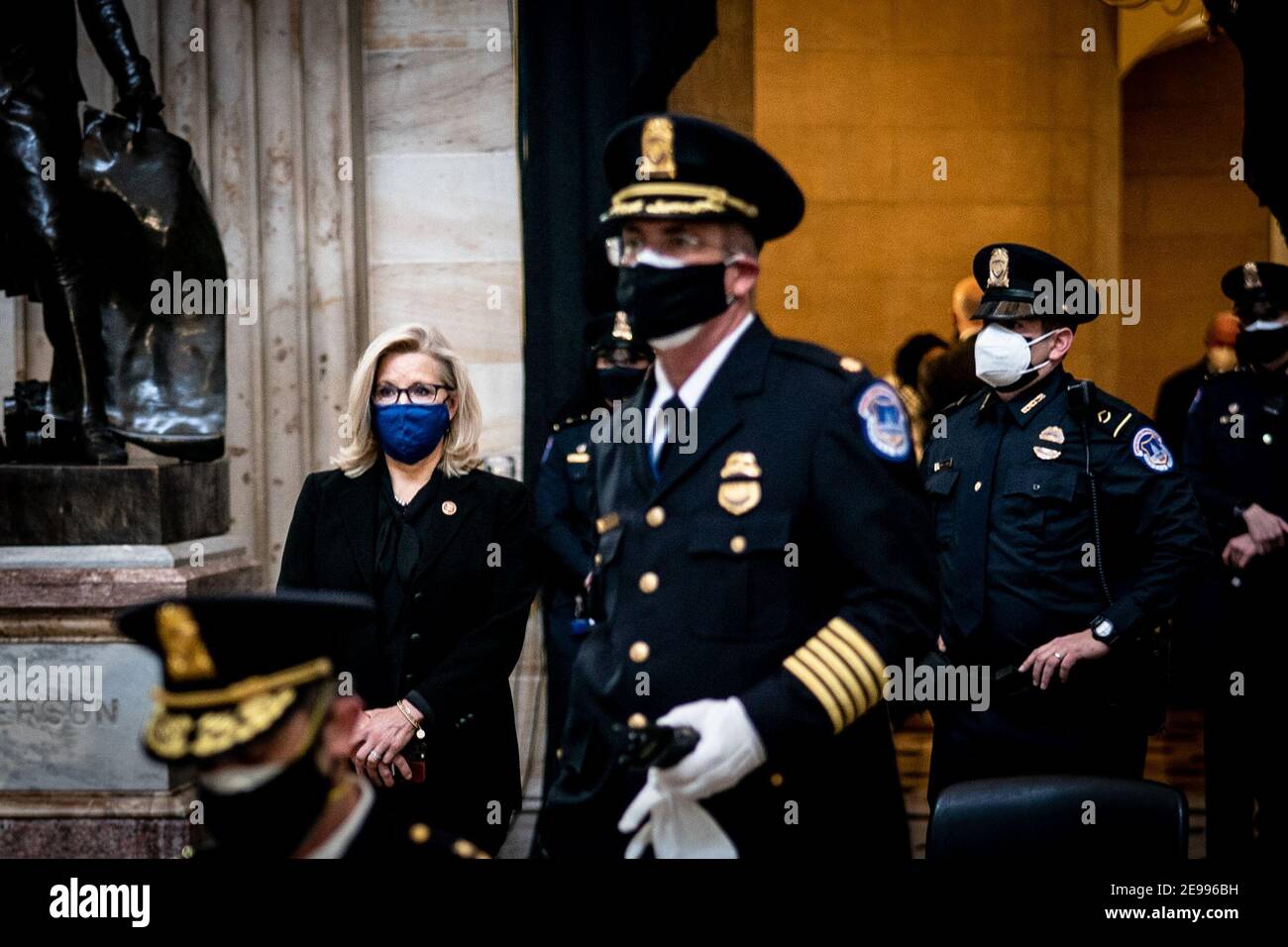 Washington, Stati Uniti. 03 Feb 2021. Liz Cheney (R-WY) partecipa a un tributo del Congresso al defunto ufficiale della polizia del Campidoglio Brian Sicknick che si trova in onore nella rotonda del Campidoglio a Washington, DC il 3 febbraio 2021. Foto in piscina di Erin Schaff/UPI Credit: UPI/Alamy Live News Foto Stock