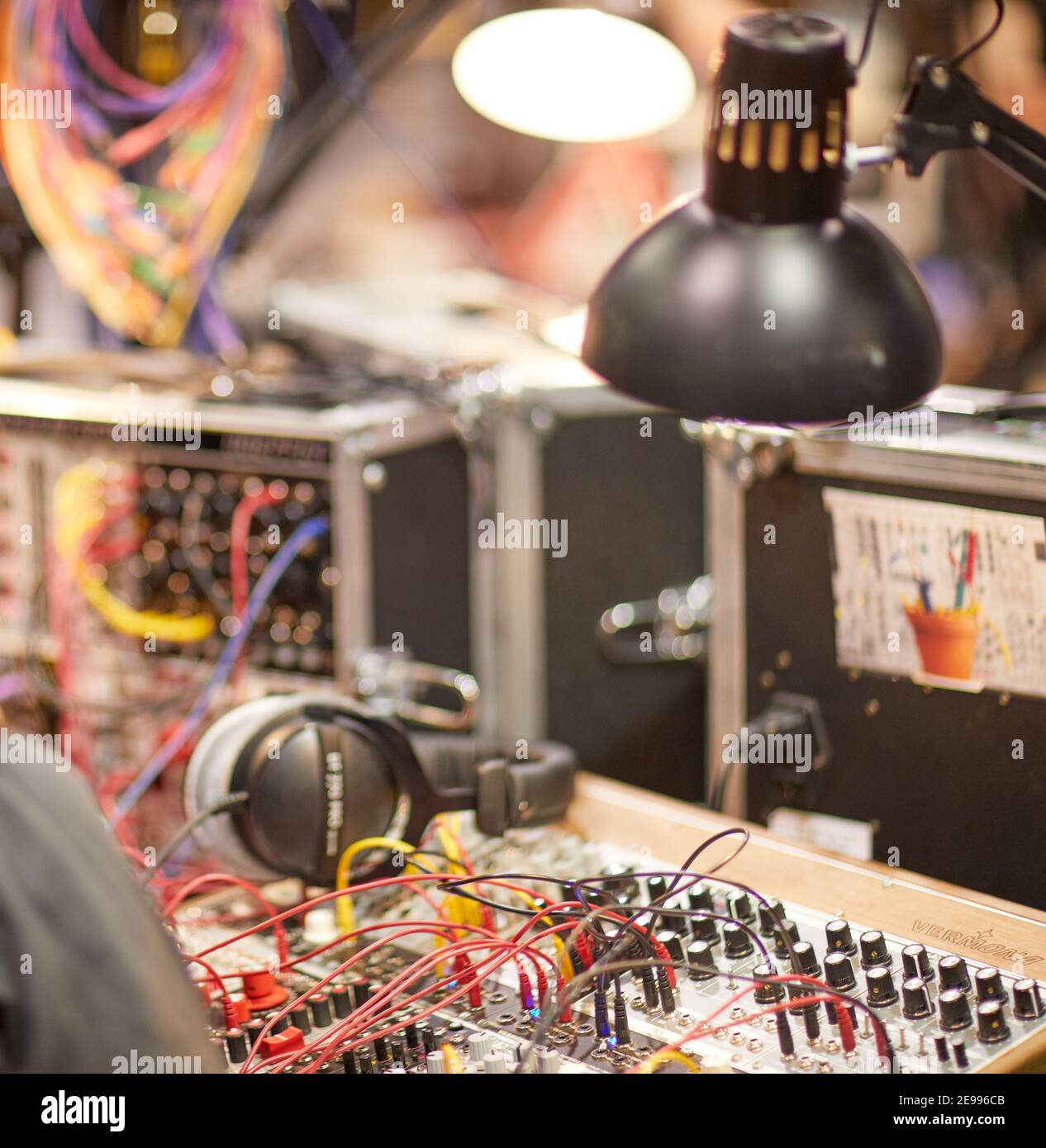Patch Modular Electronic Music Synthesizer in custodia con cavi e. cuffie Foto Stock