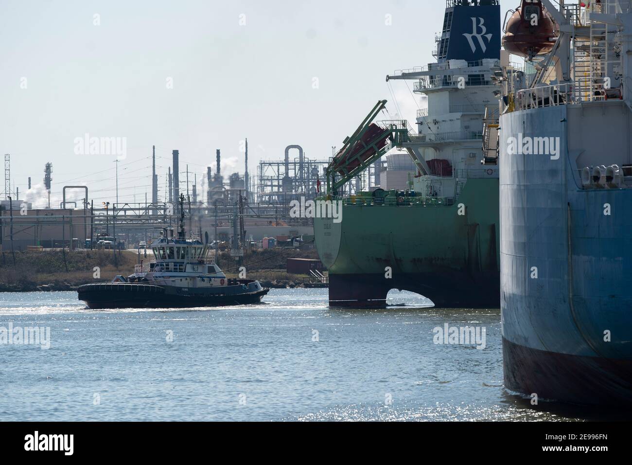 Houston, Texas USA 2 febbraio 2021: Autocisterne e rimorchiatori perpartono dalla Houston Ship Channel vicino al trafficato porto di Houston. ©Bob Daemmrich Foto Stock