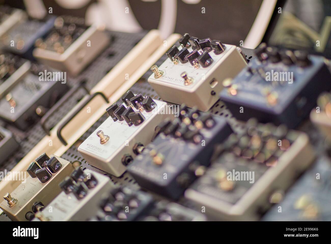 Pedali effetto chitarra su pedalboard in studio Foto Stock