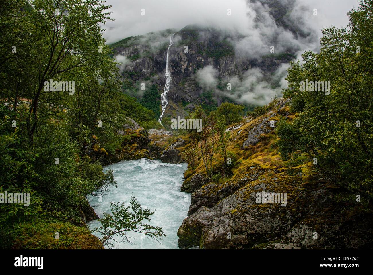 Fiume Briksdalselva, con la cascata Volefossen alle spalle, vicino a Briksdalbreen, Oldedalen, Norvegia, Foto Stock