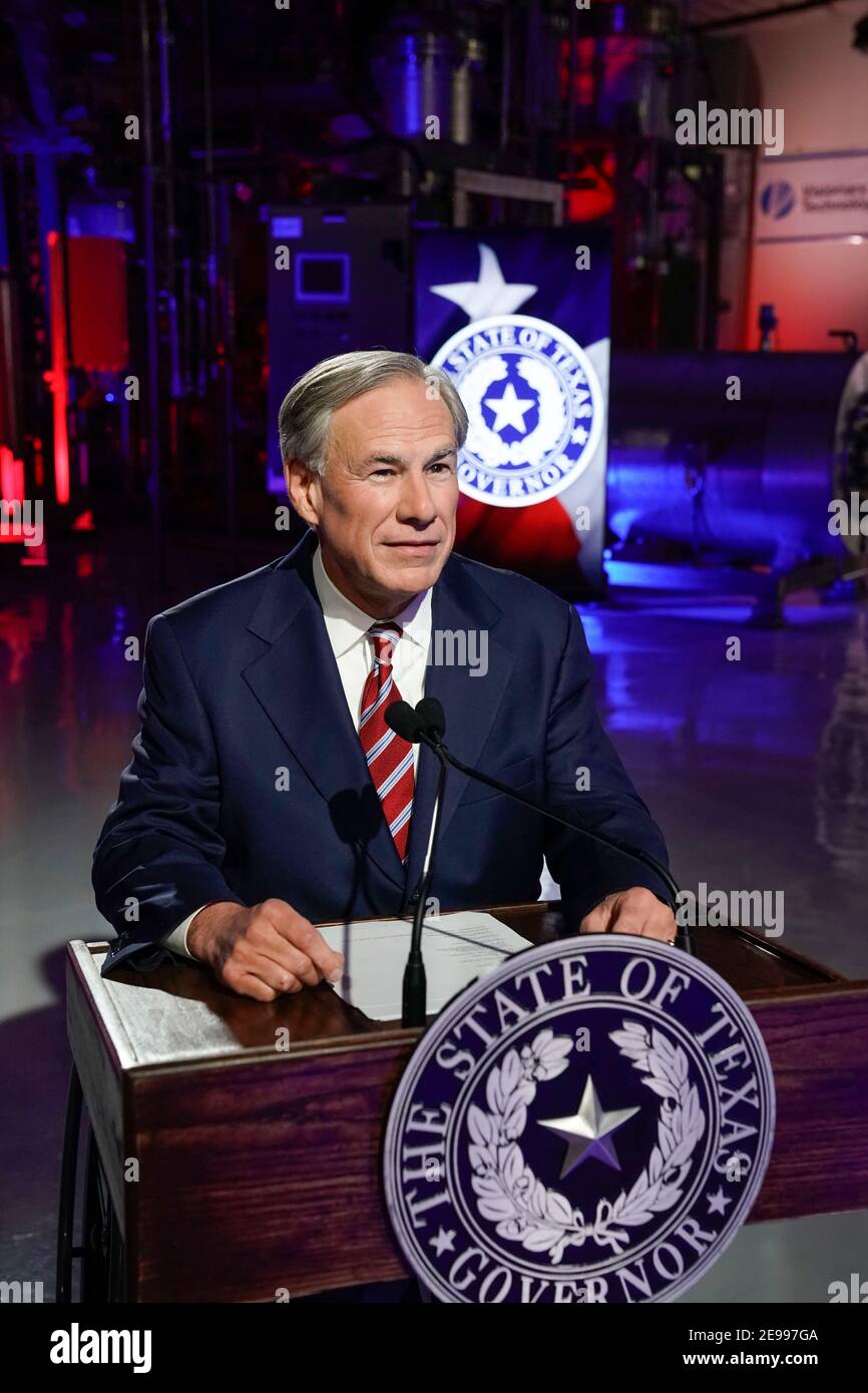 Lockhart, Texas 1 febbraio 2021: Il governatore del Texas Greg Abbott si prepara a tenere il suo discorso sullo stato di stato presso Visionary Fiber Technologies al di fuori di Lockhart, Texas. Abbott propone, tra le altre politiche, l'espansione della telemedicina e un maggiore accesso a banda larga per i texani rurali. ©Bob Daemmrich Foto Stock