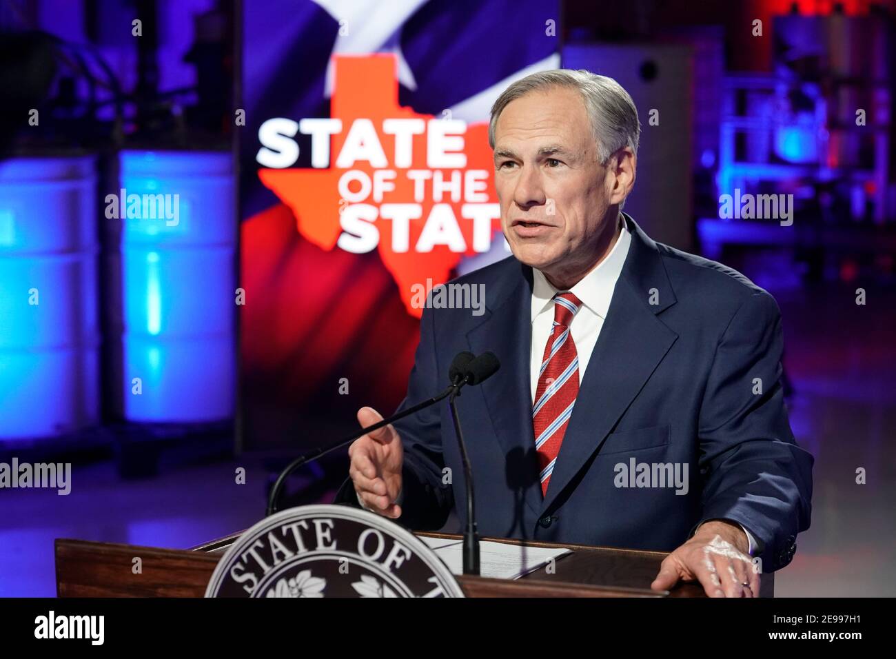 Lockhart, Texas 1 febbraio 2021: Il governatore del Texas Greg Abbott si prepara a tenere il suo discorso sullo stato di stato presso Visionary Fiber Technologies al di fuori di Lockhart, Texas. Abbott propone, tra le altre politiche, l'espansione della telemedicina e un maggiore accesso a banda larga per i texani rurali. ©Bob Daemmrich Foto Stock