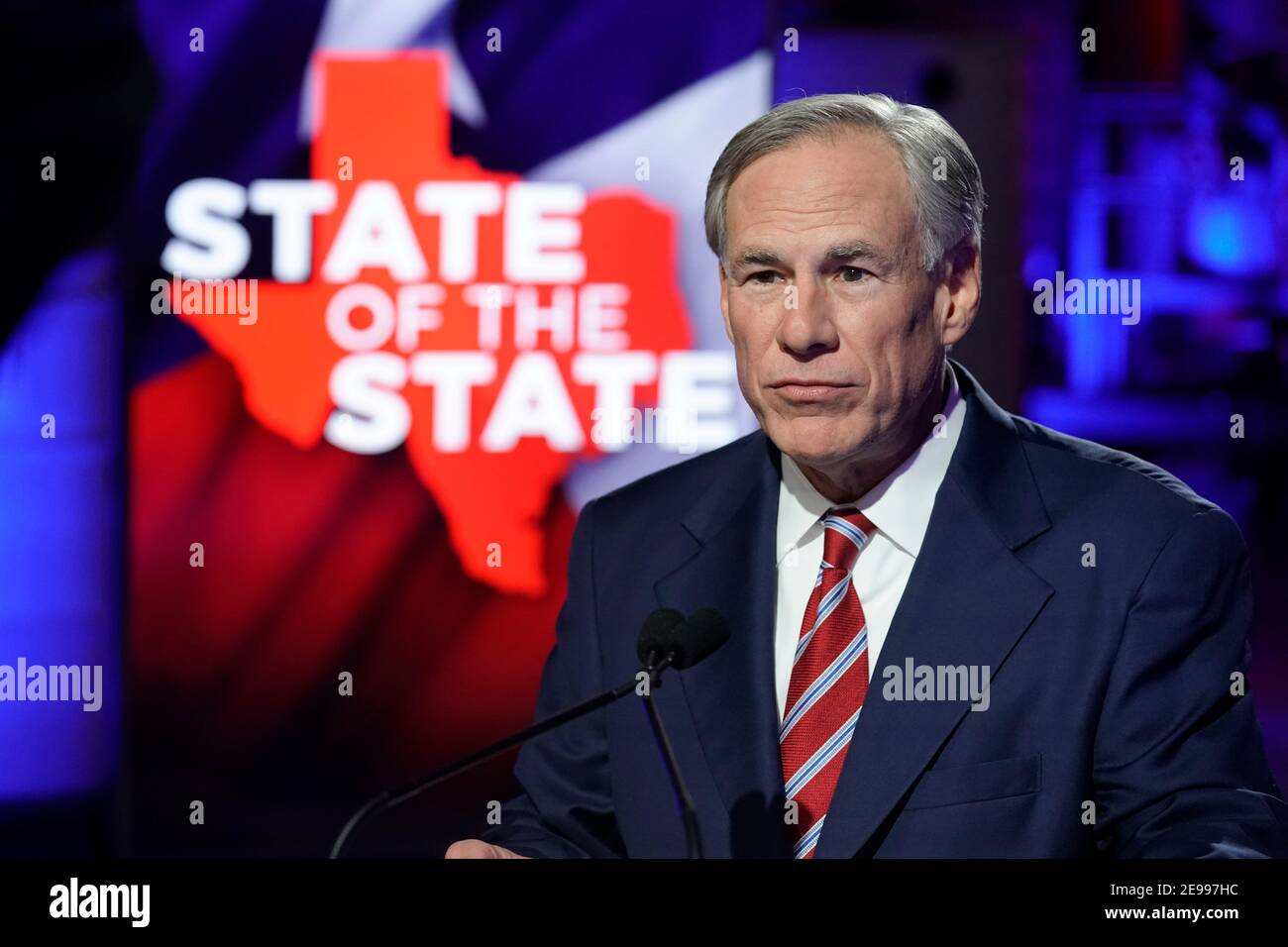 Lockhart, Texas 1 febbraio 2021: Il governatore del Texas Greg Abbott si prepara a tenere il suo discorso sullo stato di stato presso Visionary Fiber Technologies al di fuori di Lockhart, Texas. Abbott propone, tra le altre politiche, l'espansione della telemedicina e un maggiore accesso a banda larga per i texani rurali. ©Bob Daemmrich Foto Stock