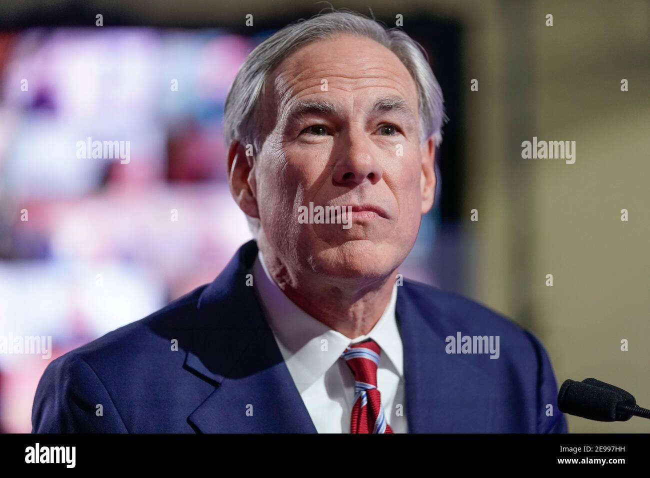 Lockhart, Texas 1 febbraio 2021: Il governatore del Texas Greg Abbott si prepara a tenere il suo discorso sullo stato di stato presso Visionary Fiber Technologies al di fuori di Lockhart, Texas. Abbott propone, tra le altre politiche, l'espansione della telemedicina e un maggiore accesso a banda larga per i texani rurali. ©Bob Daemmrich Foto Stock