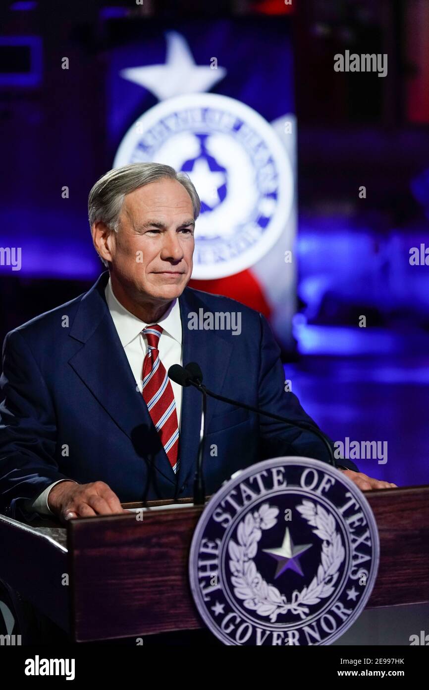 Lockhart, Texas 1 febbraio 2021: Il governatore del Texas Greg Abbott si prepara a tenere il suo discorso sullo stato di stato presso Visionary Fiber Technologies al di fuori di Lockhart, Texas. Abbott propone, tra le altre politiche, l'espansione della telemedicina e un maggiore accesso a banda larga per i texani rurali. ©Bob Daemmrich Foto Stock