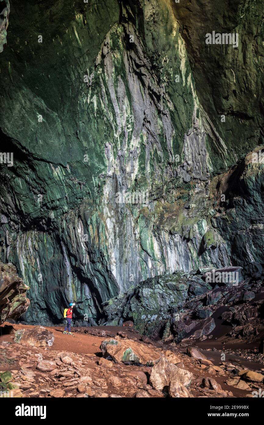 Cavaliere che cammina nella grotta di Deer, Mulu, Malesia Foto Stock