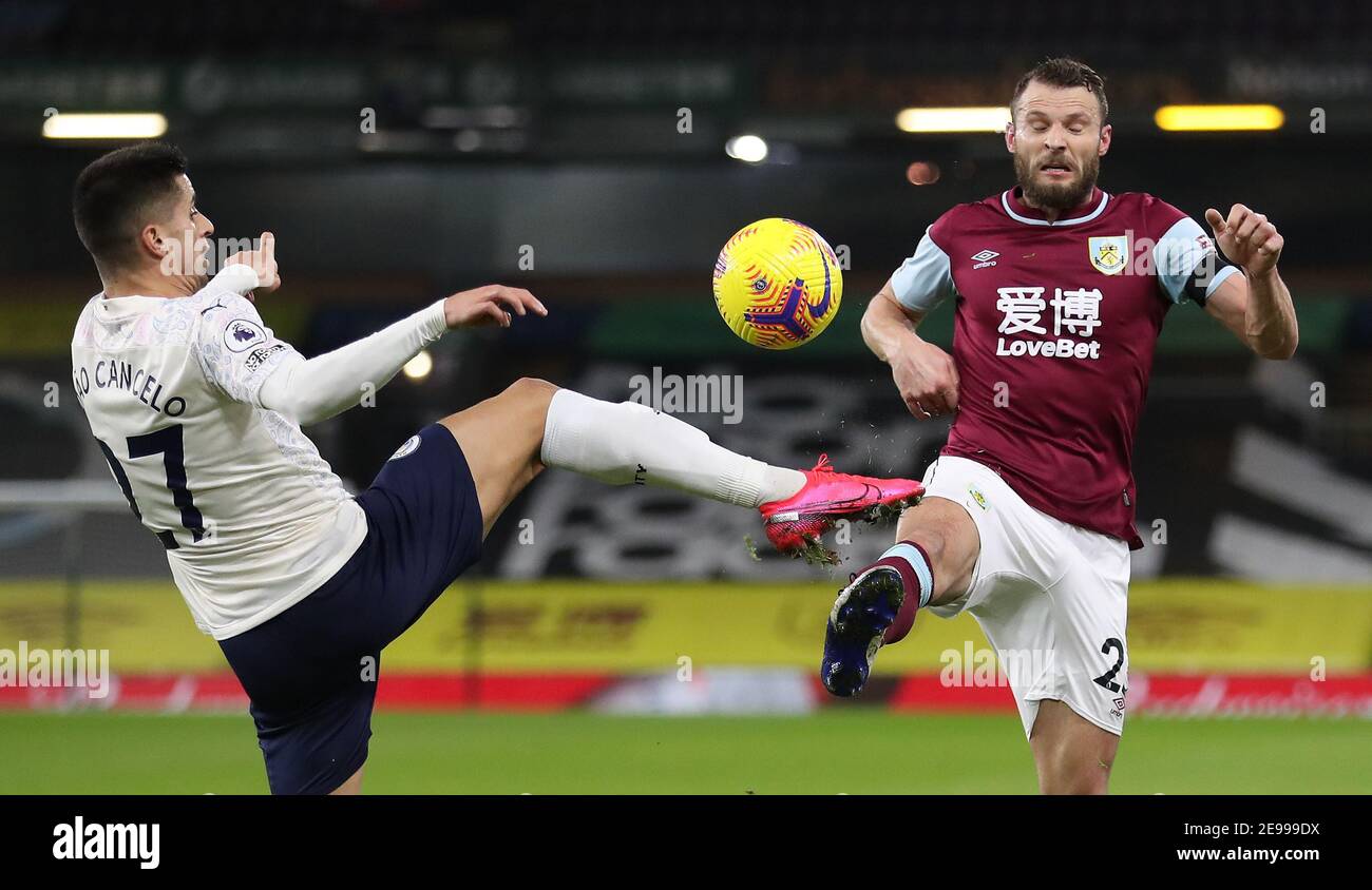 Joao Cancelo di Manchester City (a sinistra) e Erik Pieters di Burnley si battono per la palla durante la partita della Premier League a Turf Moor, Burnley. Data immagine: Mercoledì 3 febbraio 2021. Foto Stock