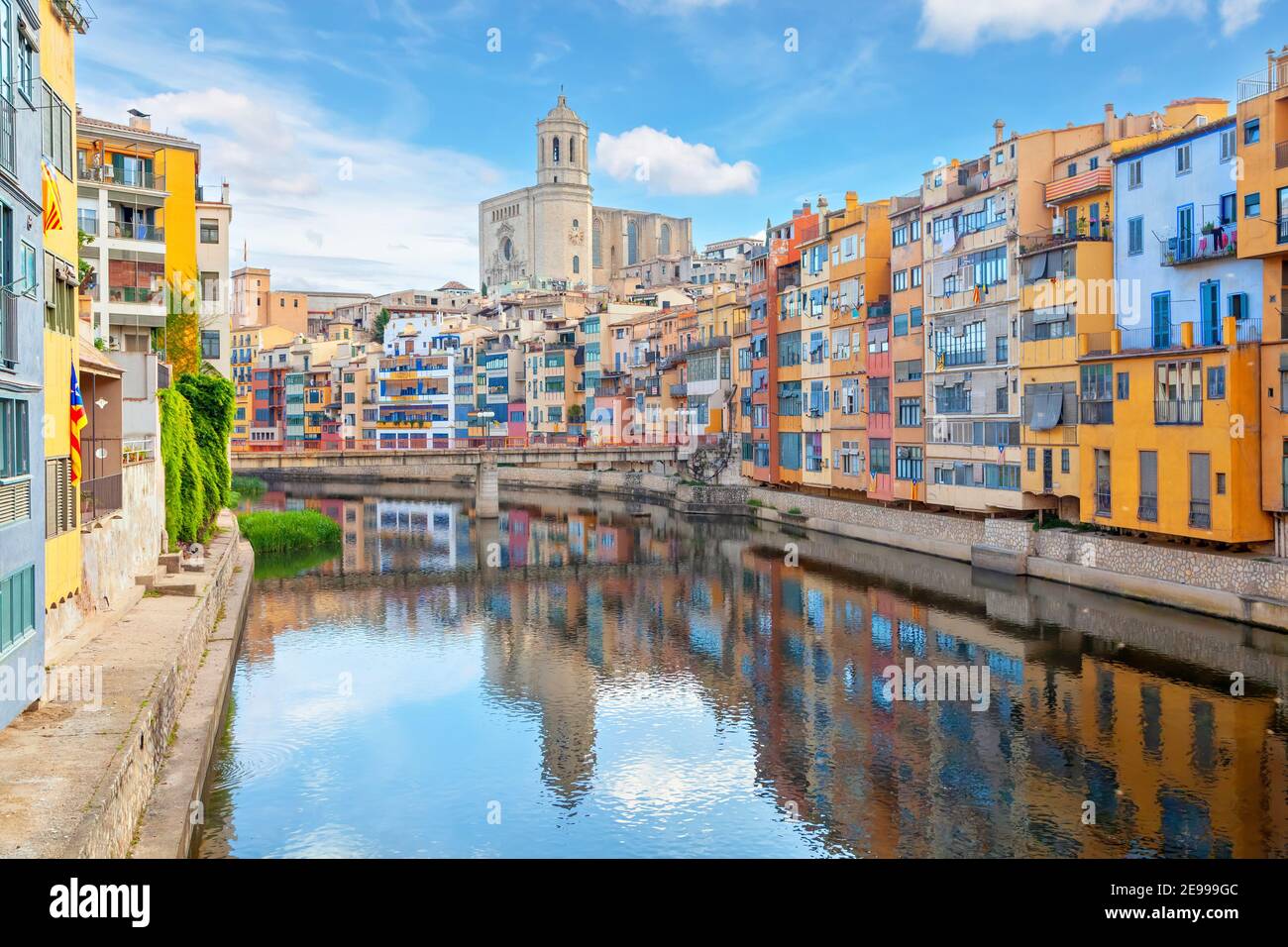 Girona, Spagna. Vista della Cattedrale e delle case colorate che si riflettono nel fiume Onyar Foto Stock