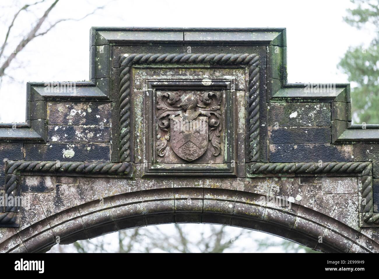 Stemma della famiglia Ewing scolpito in arenaria rossa al centro dell'arco d'ingresso del castello di Ballikinrain, Fintry Road, Balfron, Stirling, Scozia, Regno Unito Foto Stock