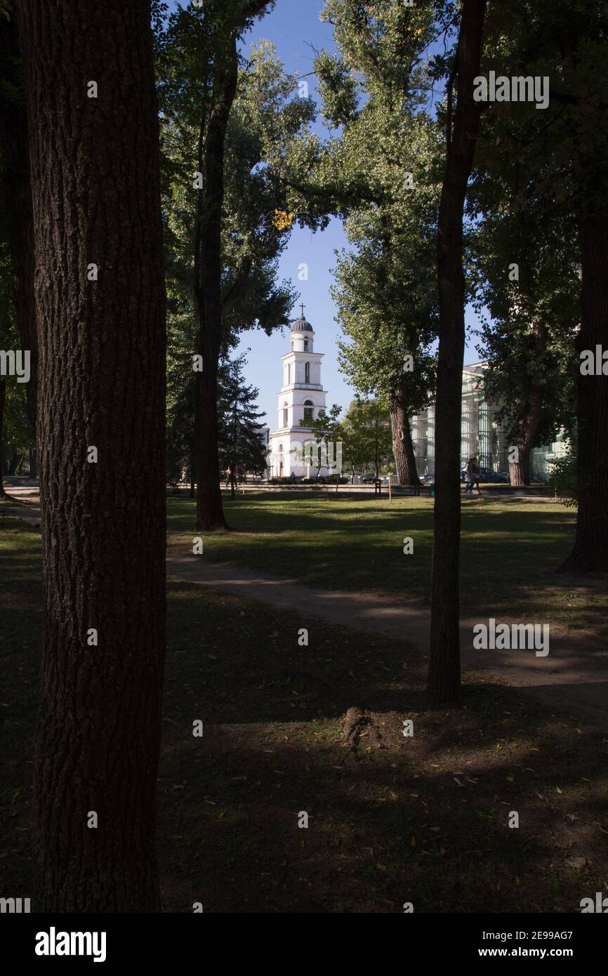 Campanile della Cattedrale di Chisinau. Nell'immagine questo edificio è circondato da alberi. Foto Stock