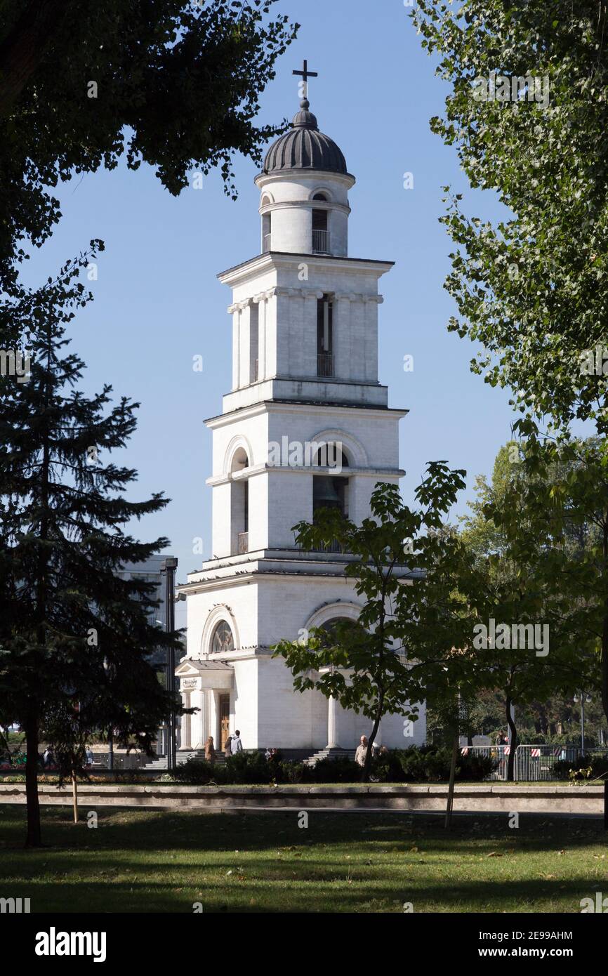 Campanile della Cattedrale di Chisinau. Nell'immagine questo edificio è circondato da alberi. Foto Stock