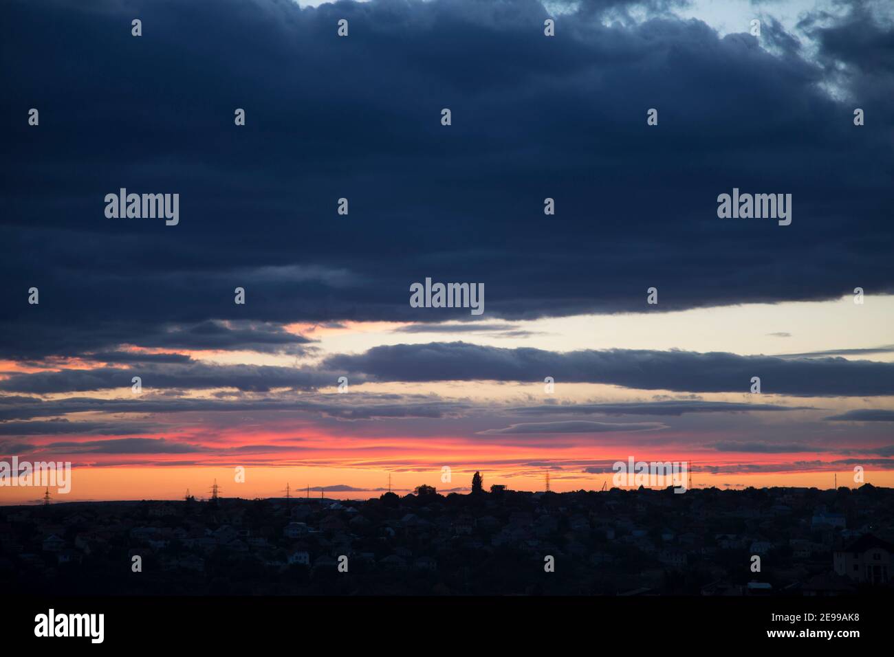 Splendida vista panoramica sul sobborgo di Chisinau. Le nuvole sono nel cielo. Foto Stock