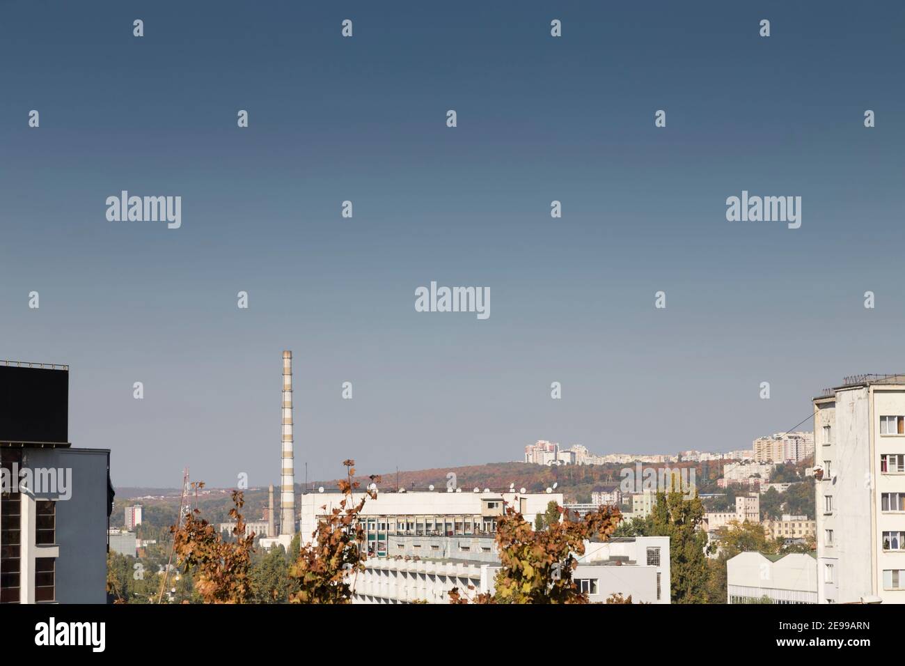 Vista dall'alto dei camini delle piante e degli edifici della città. Il distict di Ciocana si trova sullo sfondo di questa immagine. Foto Stock