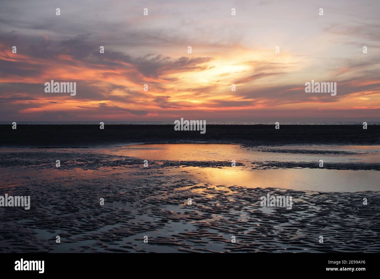 Tramonto di TripAdvisor alla spiaggia di cox's Bazar chittagong, Bangladesh Foto Stock