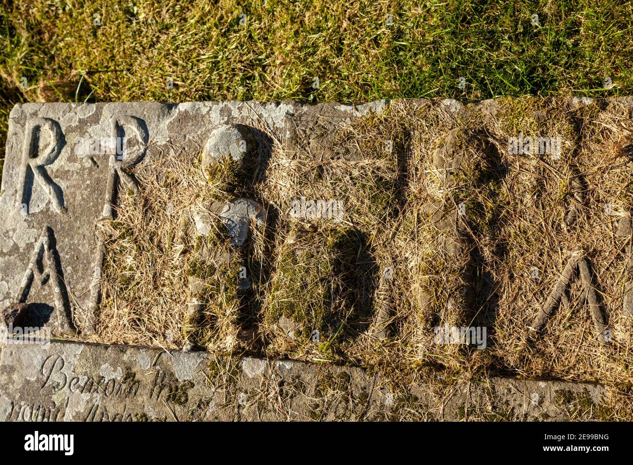 Primo piano di vecchie lapidi nella chiesa parrocchiale di Auchtermuchty, Auchtermuchty, Fife, Scozia. Foto Stock