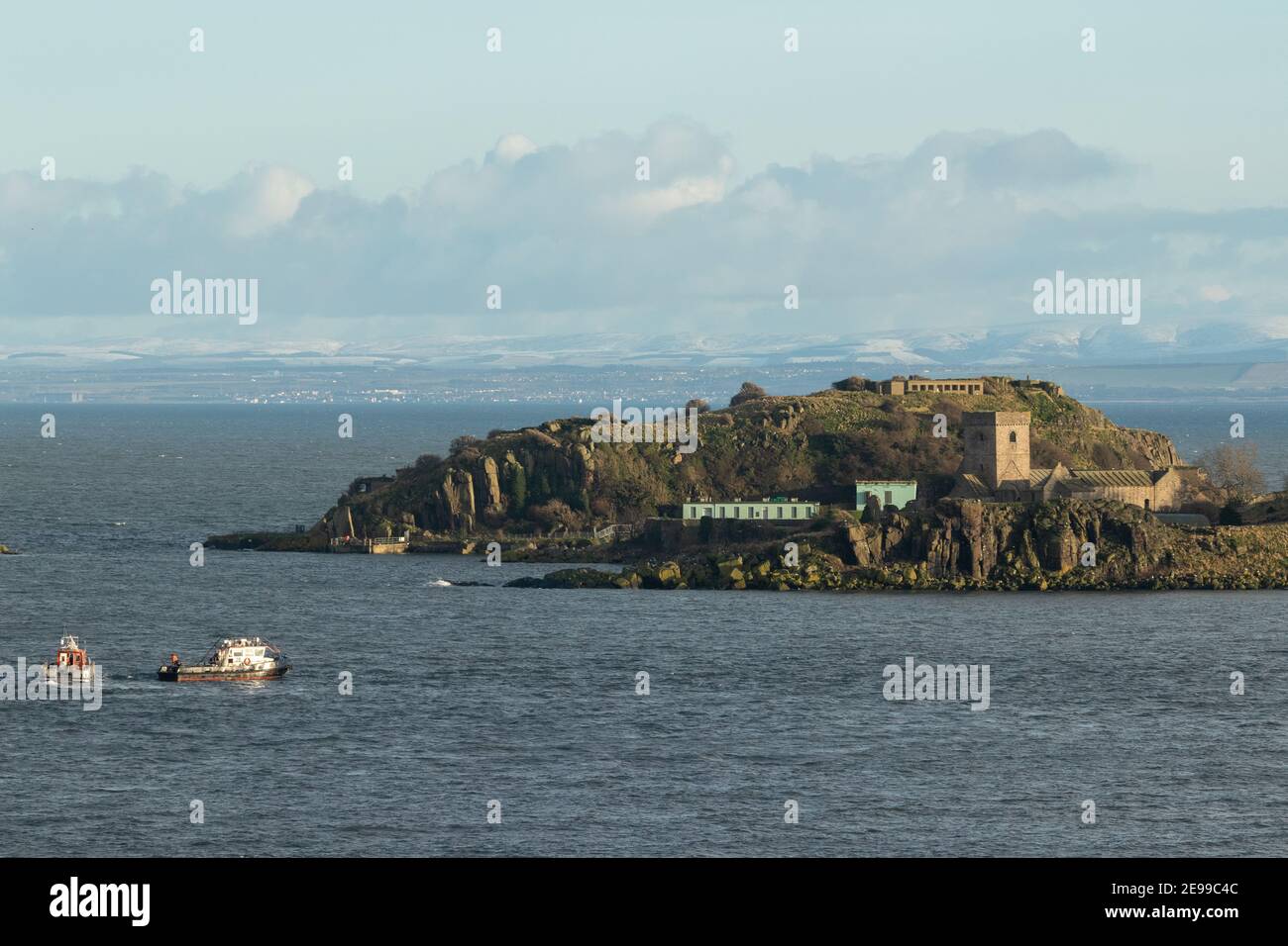 Una barca di rimorchiatore che siede vicino all'isola di Inchcolm, Firth of Forth, Scozia Foto Stock