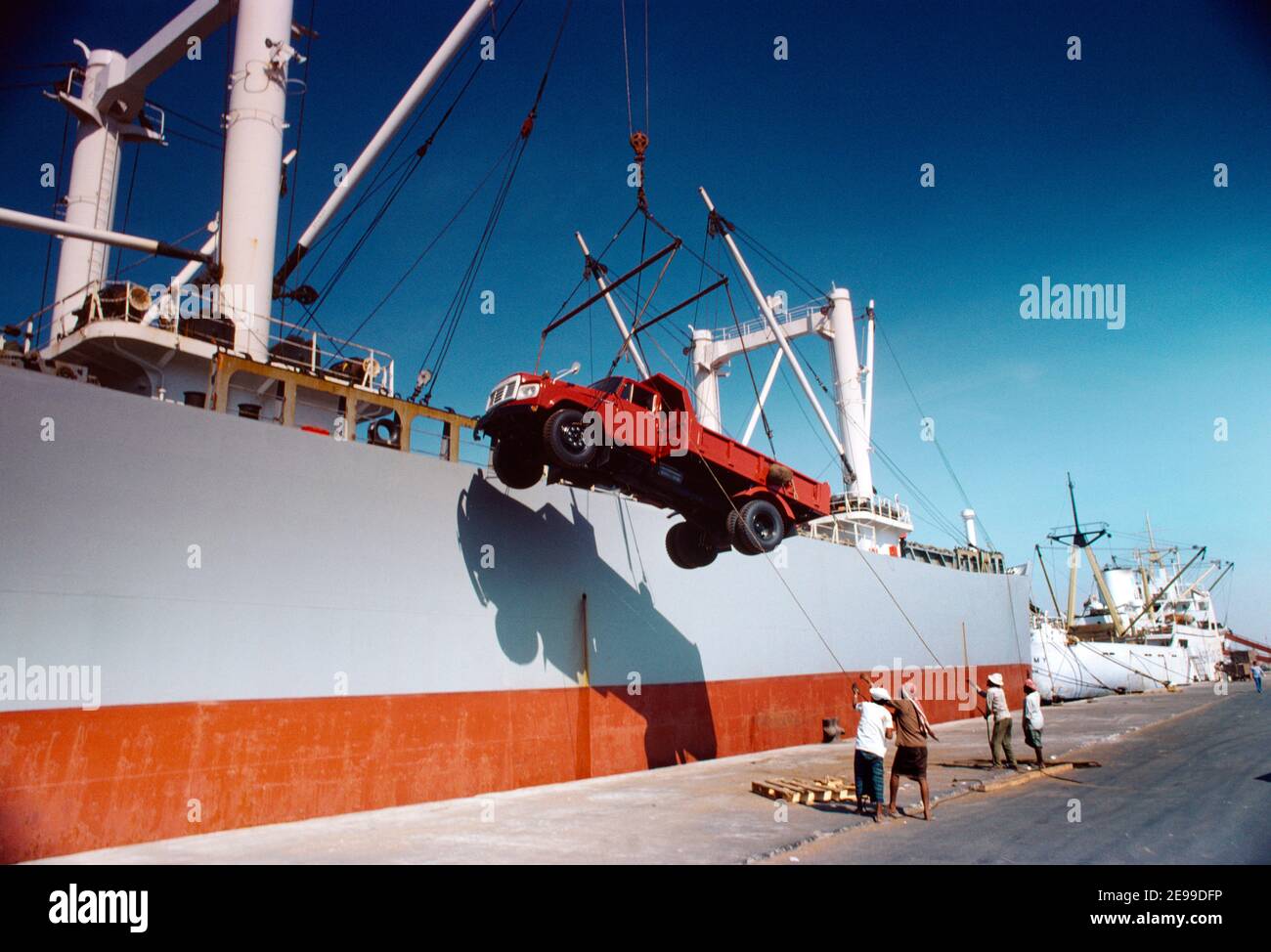 L'automobile del porto dell'Arabia Saudita di Jeddah è caricata sulla nave vicino Gru Foto Stock