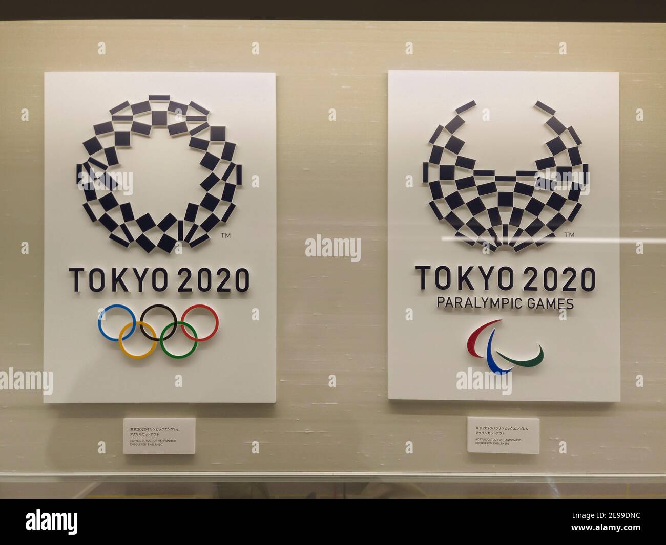 tokyo, giappone - gennaio 15 2020: Taglio acrilico di emblema armonizzato a scacchi del logo di Tokyo 2020 Giochi Olimpici estivi e paralimpici progettati Foto Stock