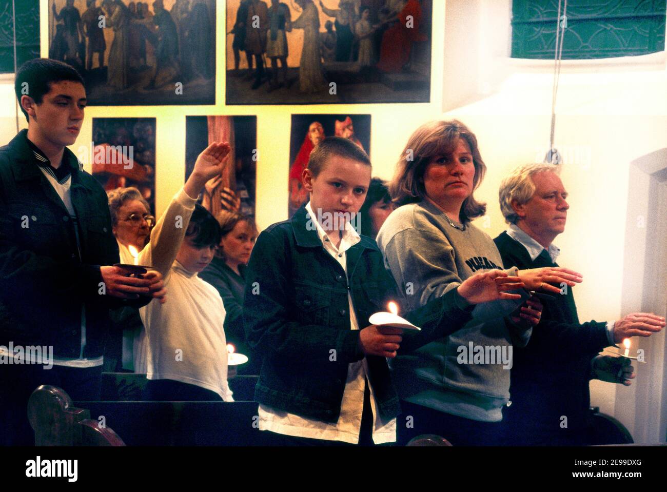 Buon venerdì Pasqua Vigil persone che tiene candele Surrey Inghilterra Foto Stock