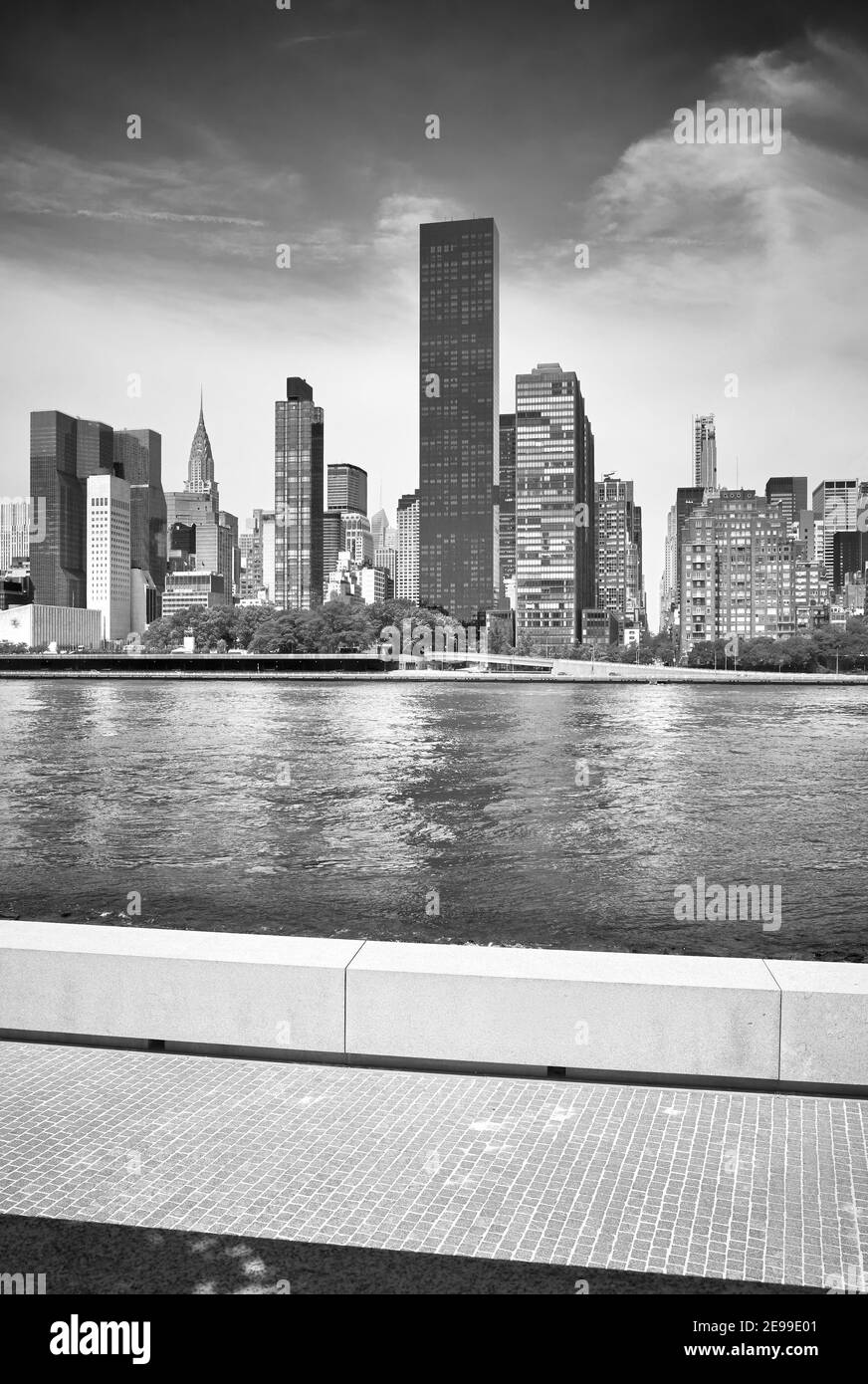 Immagine in bianco e nero della skyline di Manhattan visto da Roosevelt Island, New York City, Stati Uniti d'America. Foto Stock