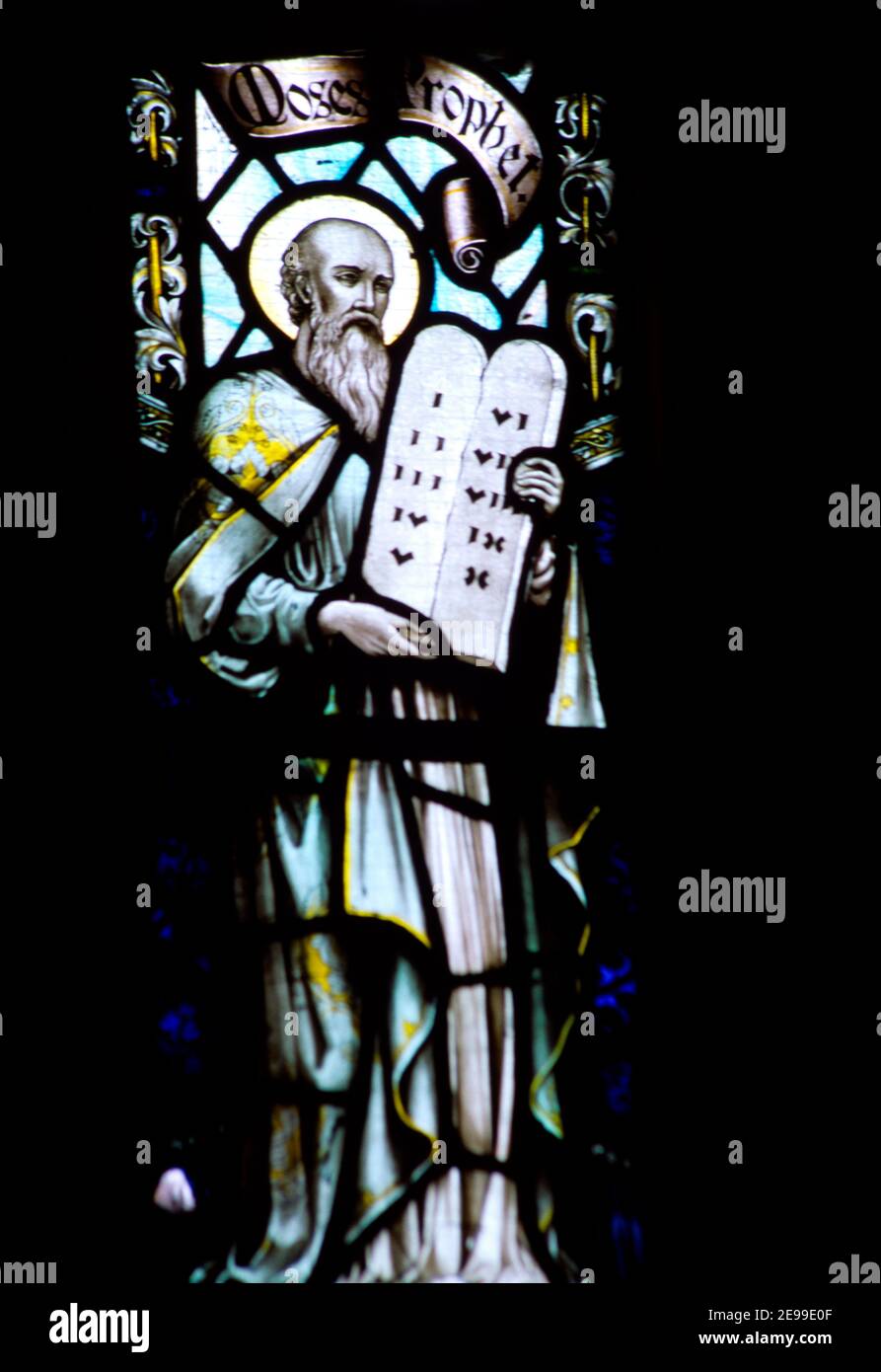Mosè Profeta con dieci Comandamenti Chiesa di San Martino Epsom Surrey Foto Stock