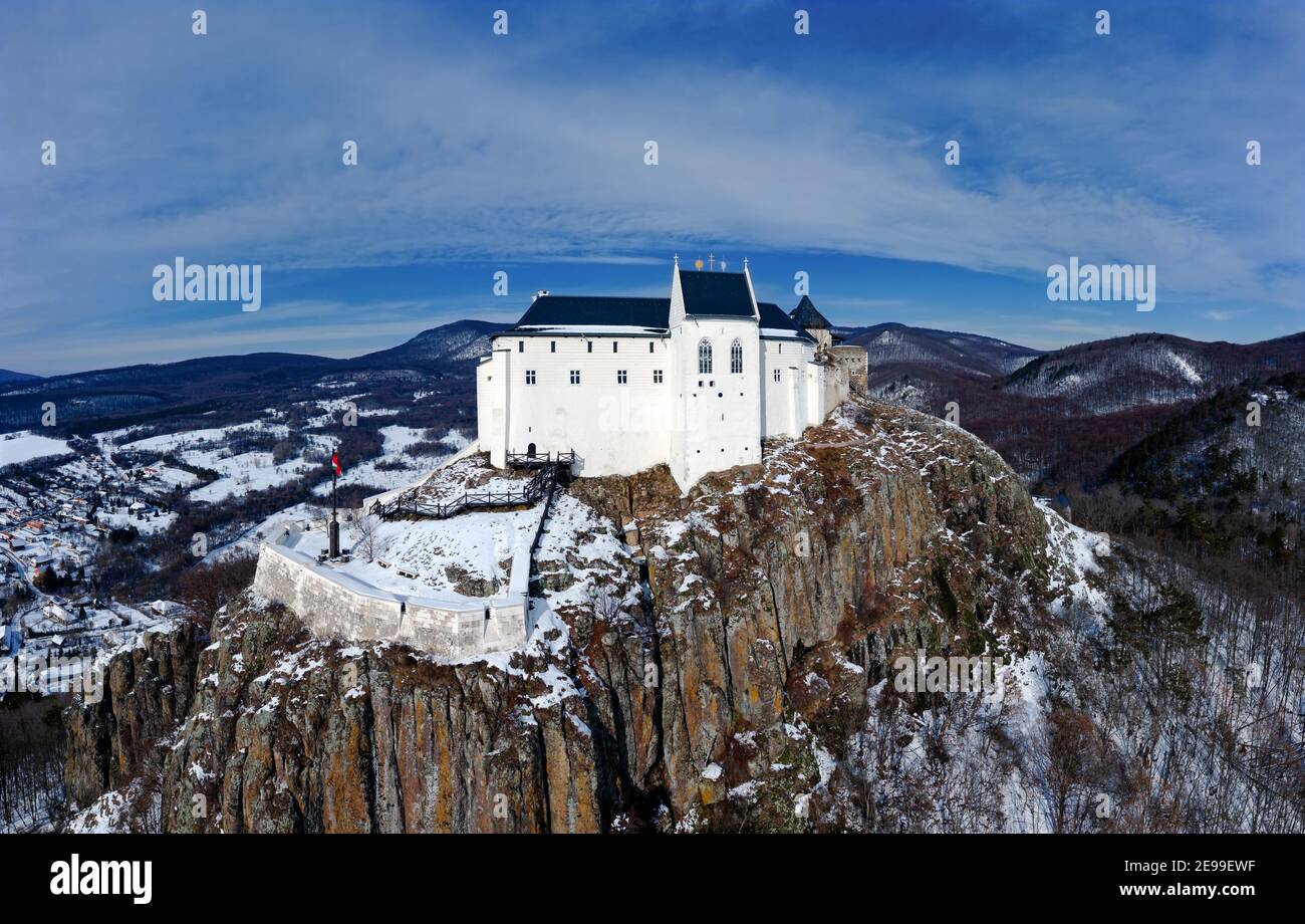 Fuzer castello in Zemplen montagne Ungheria. Incredibile rinnovata storia fottress che ha costruito in cima a una montagna vulcanica nel 13 ° secolo. Foto Stock