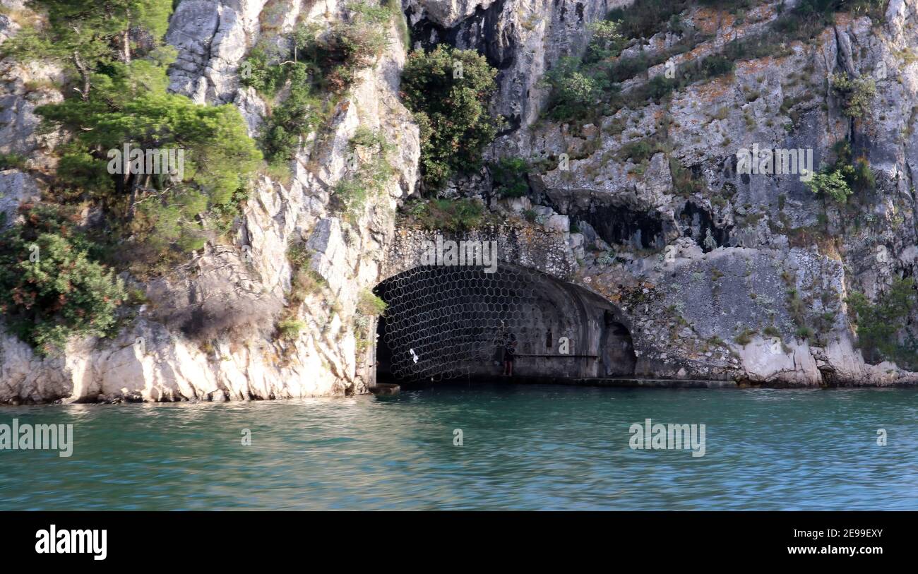 Hitler's Eye Tunnel Sibenik Croazia progettato per proteggere i sottomarini dagli attacchi aerei, ora una destinazione turistica e utilizzato per il nuoto in acqua aperta Foto Stock