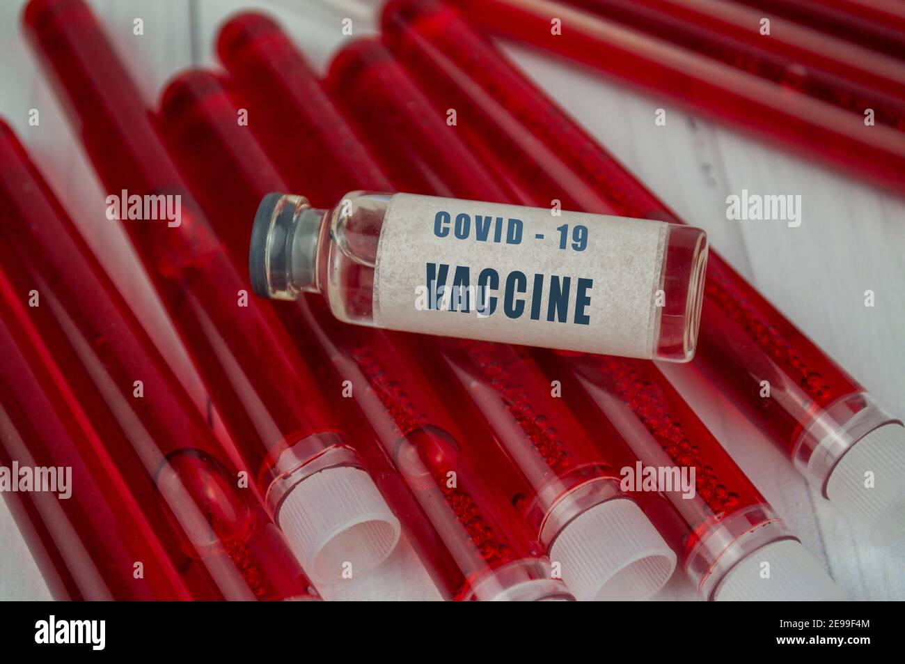 trattamento vaccinale in bottiglia con esami del sangue per l'epidemia coronavirus Foto Stock
