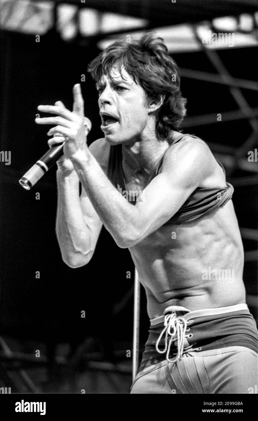 ROTTERDAM, PAESI BASSI - 02 GIU 1982: Il cantante Mick Jagger dei Rolling Stones durante il loro concerto nello stadio de kuip di Rotterdam. Il Rolli Foto Stock