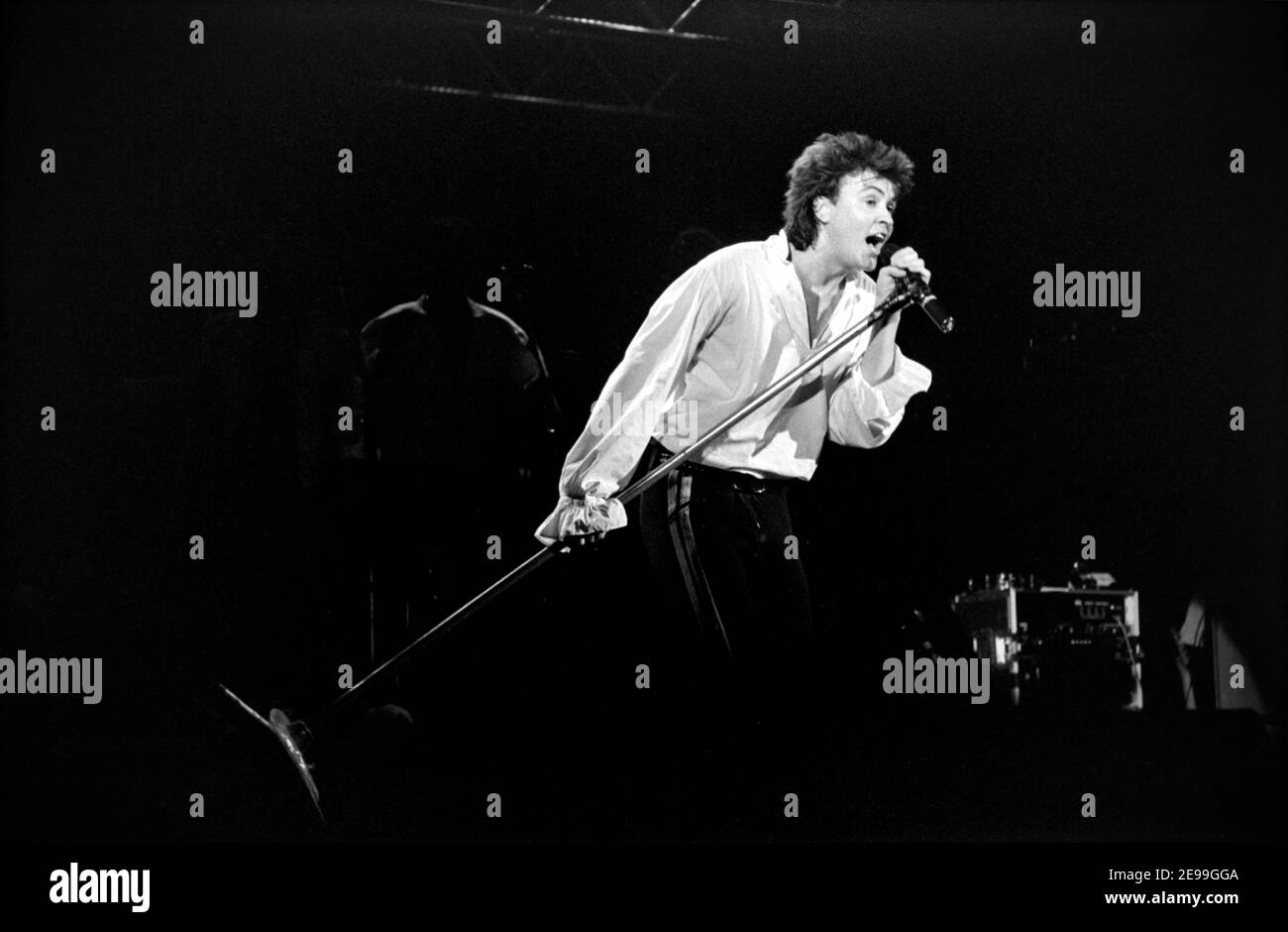 MUNSTER, GERMANIA - FEB 02, 1992: Paul Young è un cantante, cantautore e musicista inglese. Qui è in diretta sul palco durante un concerto in Germania. Foto Stock