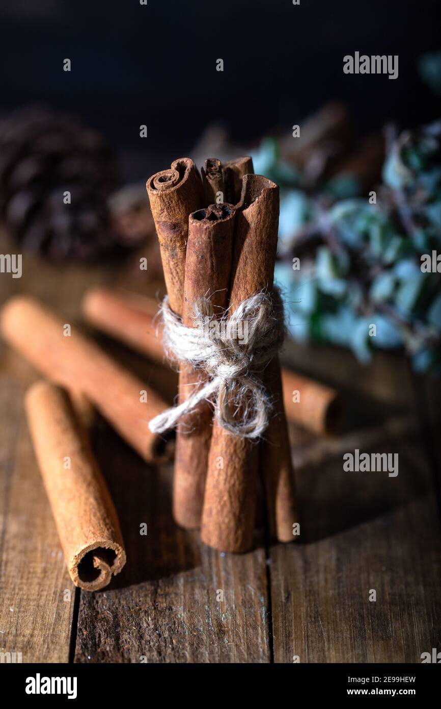 Selezione di oli essenziali con chiodi di garofano e bastoncini di cannella  su fondo di legno Foto stock - Alamy