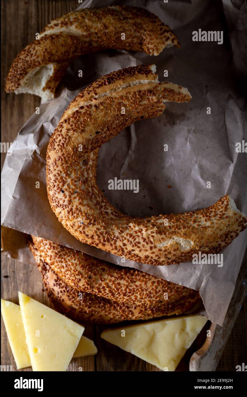 Bagel turchi con formaggio su sfondo di legno. Foto Stock