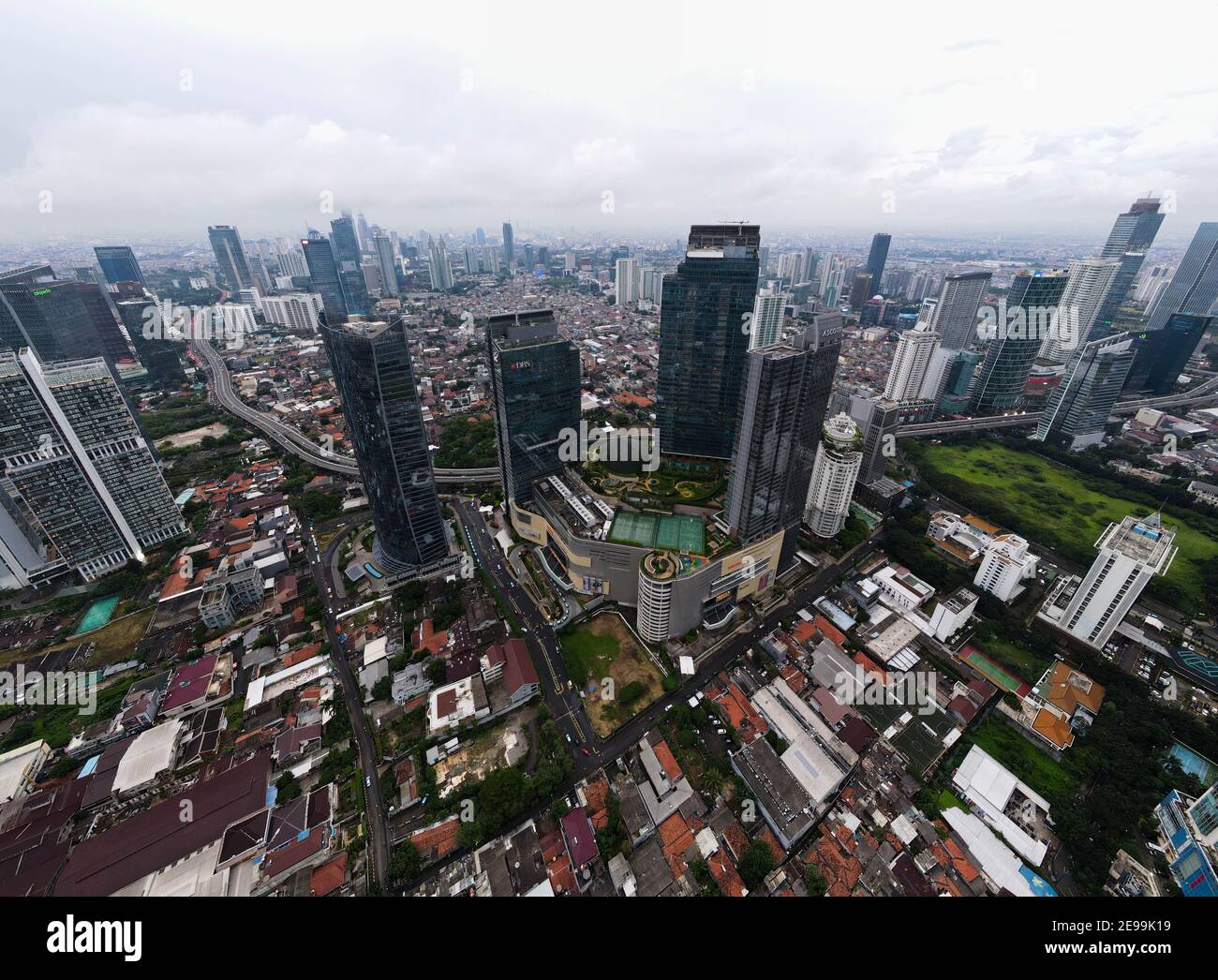 Vista aerea dell'edificio della DBS Bank a Giacarta e nuvola rumorosa con paesaggio urbano. La banca DBS proviene da singapore. GIACARTA - Indonesia. 4 febbraio 2021 Foto Stock