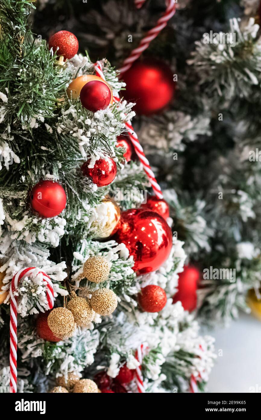 Palle rosse e bianche sull'albero di Natale vicino Foto stock - Alamy