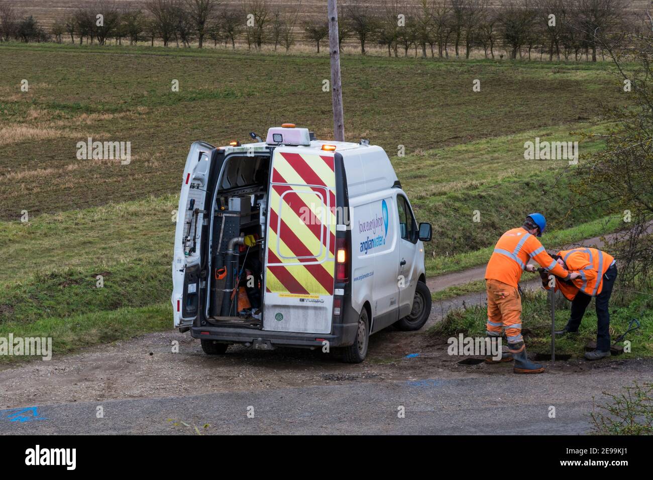 Ingegneri di Anglian Water indagano su una rete idrica in una zona rurale del Norfolk. Foto Stock