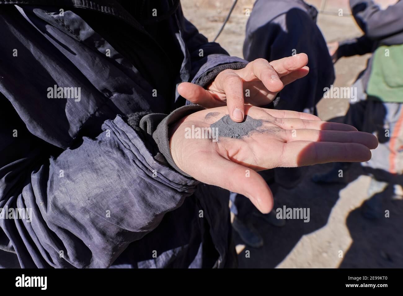 minerale d'argento a forma di rocce macinate, deve essere lavorato per generare argento puro. Estrazione dell'argento a Potosi nelle ande della Bolivia, Sud A. Foto Stock