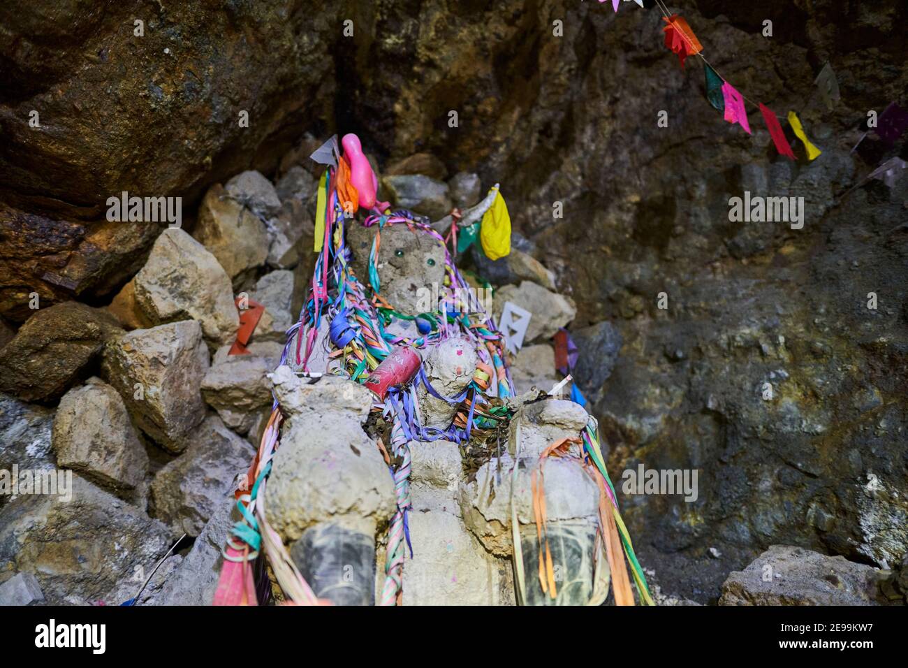 Zio tio è scultura un falso dio nelle tenebre Di una miniera d'argento all'interno del cero rico a Potosi in Le alte ande montagne dell'Altiplano in Bolivia Foto Stock