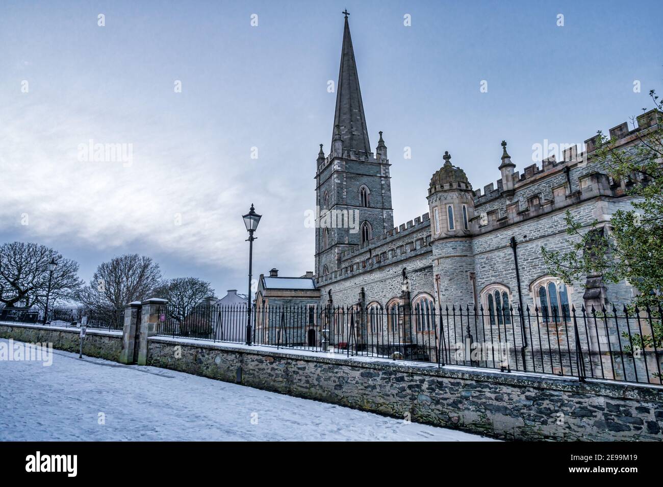 Derry, Norther Irlanda - 23 gennaio 2021: Cattedrale di St Columb nelle Mura di Derry in inverno coperta di neve Foto Stock