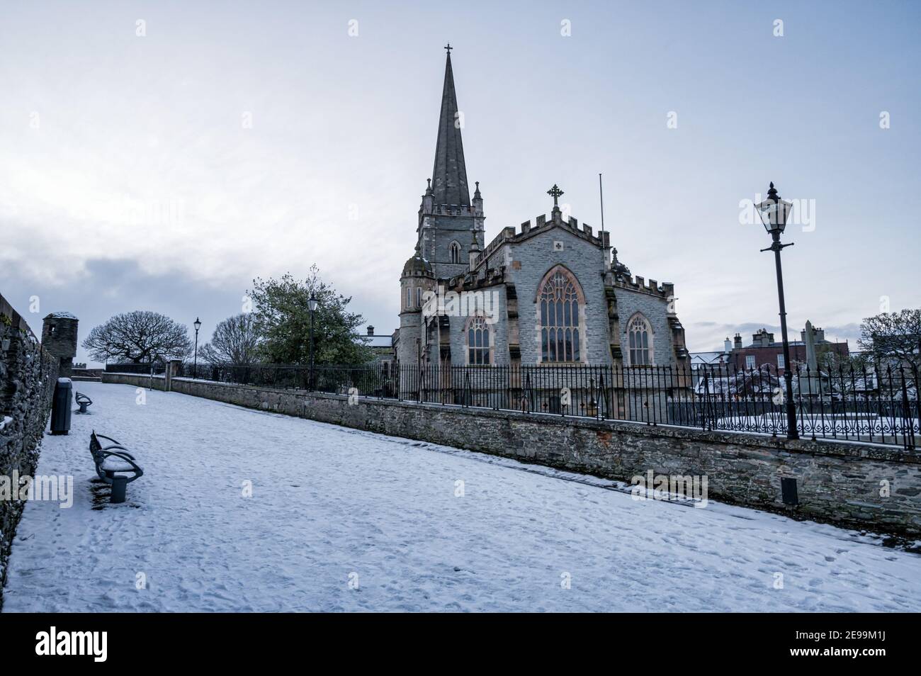 Derry, Norther Irlanda - 23 gennaio 2021: Cattedrale di St Columb nelle Mura di Derry in inverno coperta di neve Foto Stock