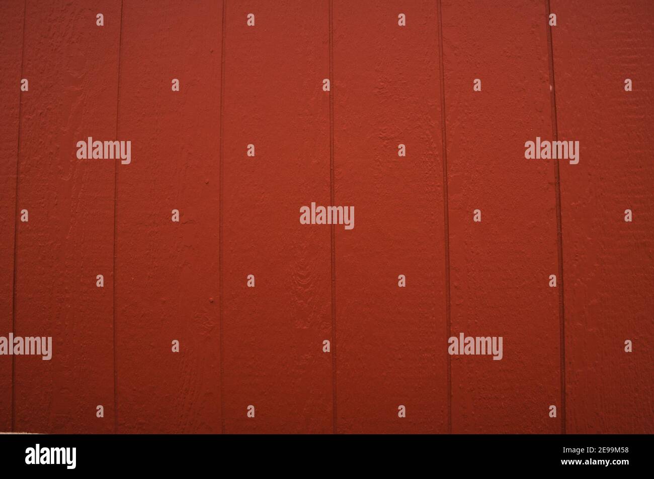 Pannelli laterali in legno verniciato rosso senza cuciture all'esterno di un edificio; da utilizzare come sfondi o diapositive di presentazione. Foto Stock