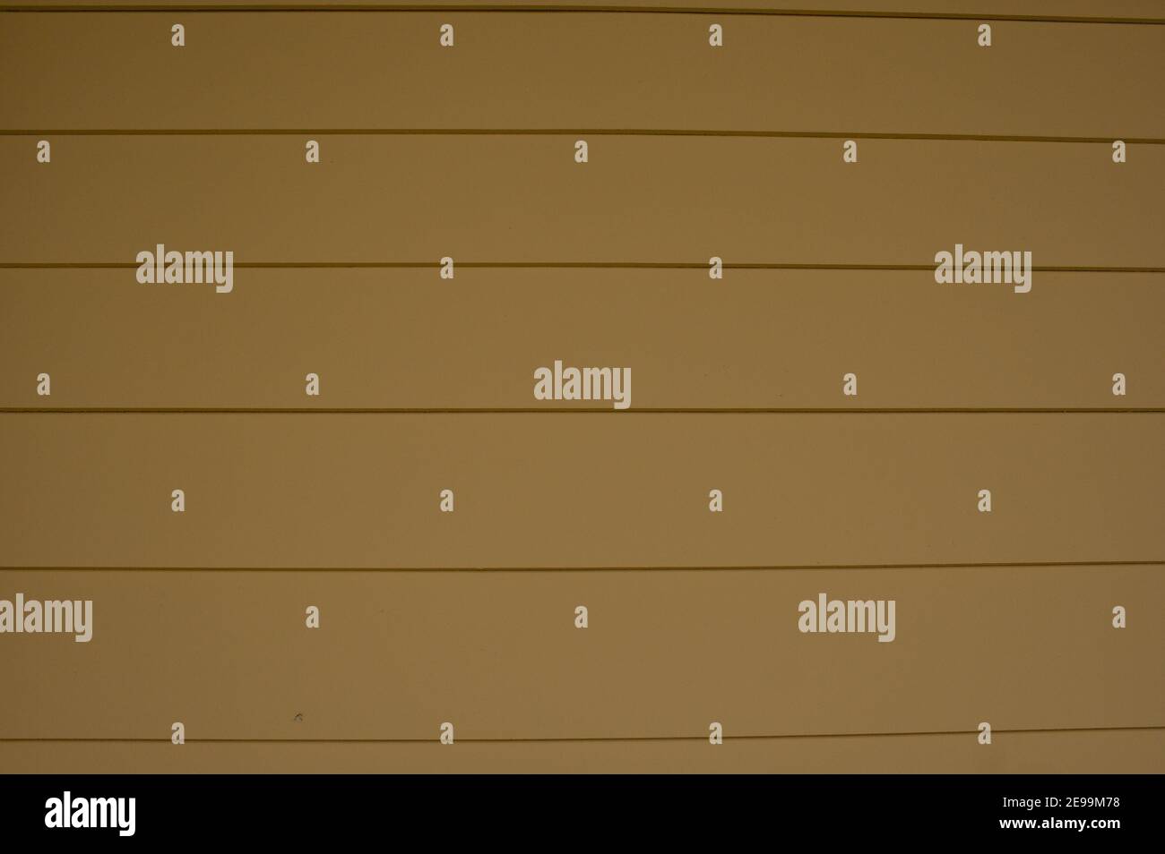 Pannelli laterali in legno verniciato giallo senza cuciture all'esterno di  un edificio; per l'uso come sfondi o diapositive di presentazione Foto  stock - Alamy
